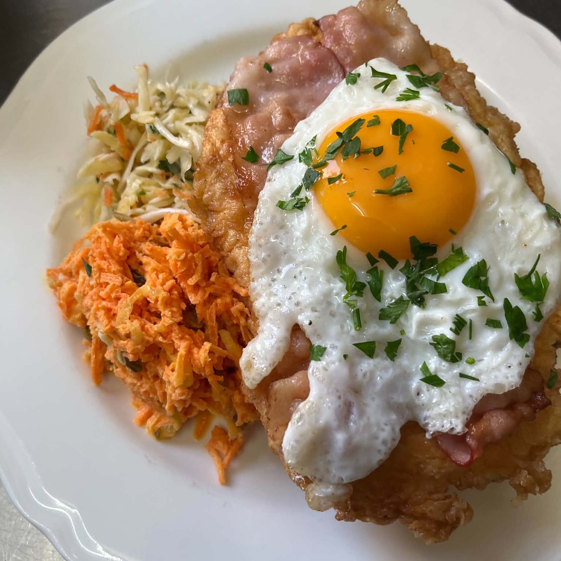 Kotlet z szynką i jajkiem sadzonym